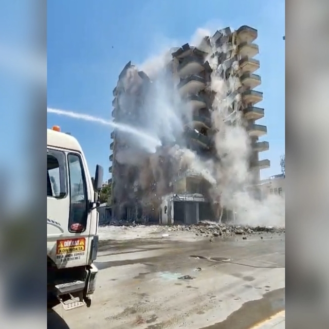 Osmaniye'de son orta hasarlı yüksek katlı binanın yıkımı yapıldı