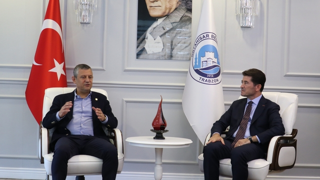 CHP Genel Başkanı Özgür Özel, Trabzon'da ziyaretlerde bulundu