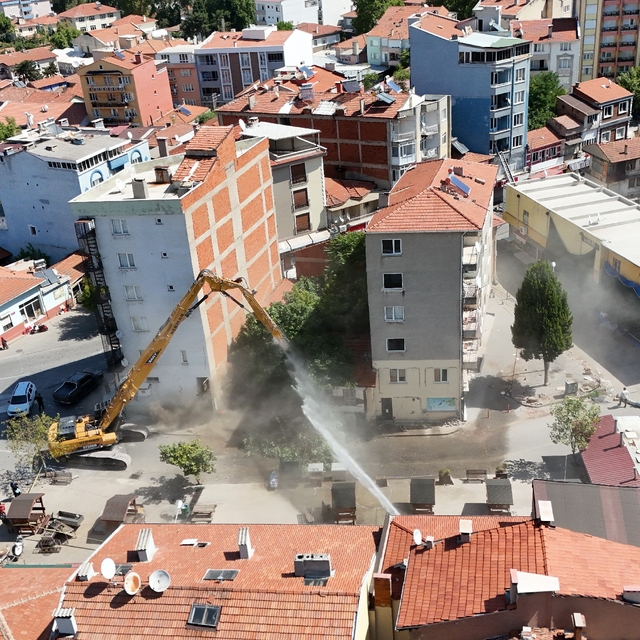 Sındırgı'da ağır hasarlı binaların yıkımı sürüyor