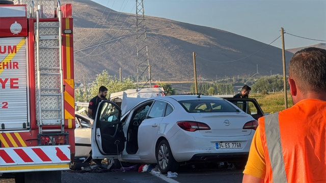 Erzurum'da iki otomobilin çarpıştığı kazada 4 kişi öldü