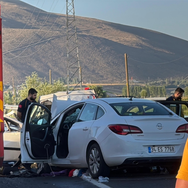 Erzurum'da iki otomobilin çarpıştığı kazada 4 kişi öldü