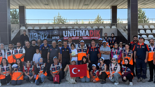 Van'da Marmara Depremi'nin 26. yılı dolayısıyla anma programı düzenlendi