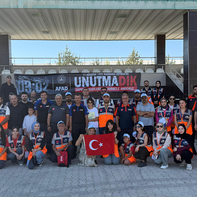 Van'da Marmara Depremi'nin 26. yılı dolayısıyla anma programı düzenlendi