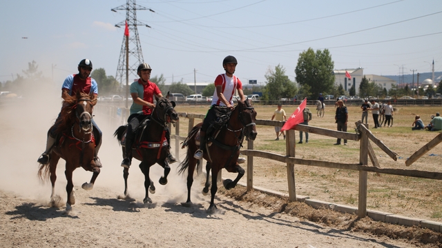 Kütahya'daki rahvan at yarışlarında 40 şehirden 100 at mücadele etti