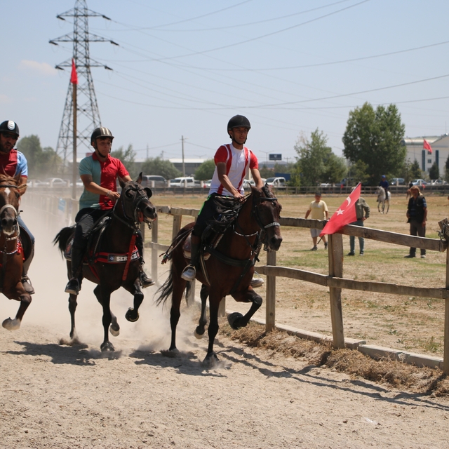 Kütahya'daki rahvan at yarışlarında 40 şehirden 100 at mücadele etti