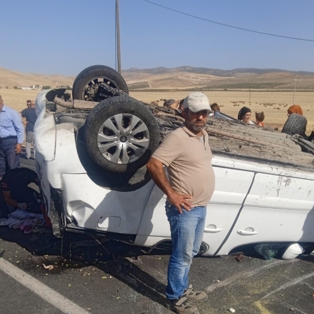 Siirt'te devrilen hafif ticari araçtaki 9 kişi yaralandı