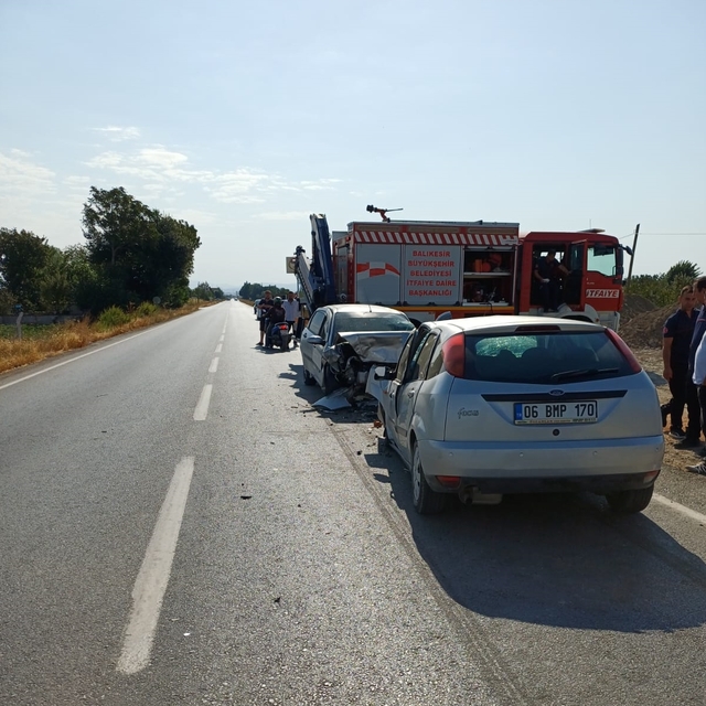 Balıkesir'de iki otomobilin çarpışması sonucu 1 kişi öldü, 1 kişi yaralandı