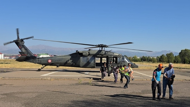 Bingöl'de gıda zehirlenmesi yaşayan 4 kişi askeri helikopterle hastaneye ulaştırıldı