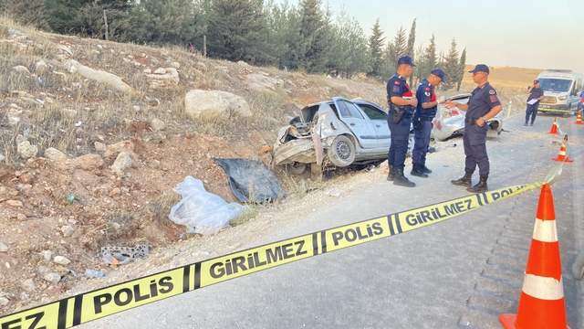 Gaziantep'te iki otomobilin çarpıştığı kazada 3 kişi öldü, 3 kişi yaralandı