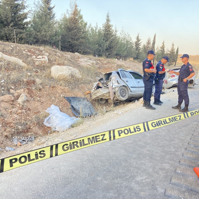 Gaziantep'te iki otomobilin çarpıştığı kazada 3 kişi öldü, 3 kişi yaralandı