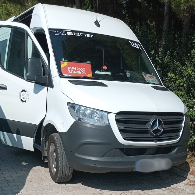 Antalya'da tur minibüsü sürücüsü park ettiği araçta ölü bulundu