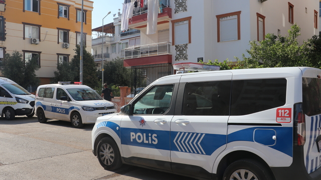 Cezaevinden çıktı, bıçakla eski sevgilisinin evini bastı: 2 yaralı