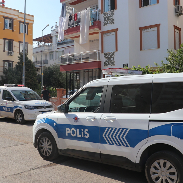 Cezaevinden çıktı, bıçakla eski sevgilisinin evini bastı: 2 yaralı