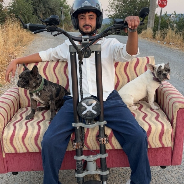 Muğla'da bir kişi koltuk monte ettiği skuterde iki köpeğiyle yolculuk yaptı