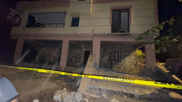 Diyarbakır'da balkon çöktü: 2'si bebek 5 yaralı