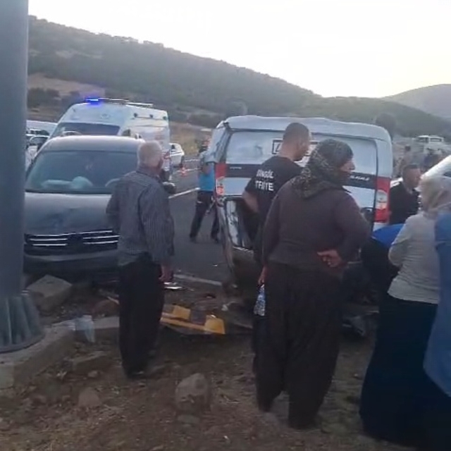 Bingöl'de iki hafif ticari araç çarpıştı: 11 yaralı