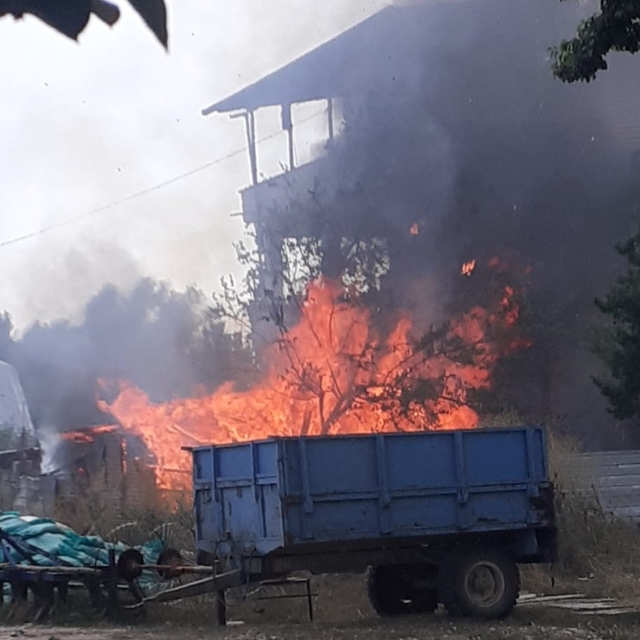 Isparta'da depodan başlayan ve eve sıçrayan yangın söndürüldü