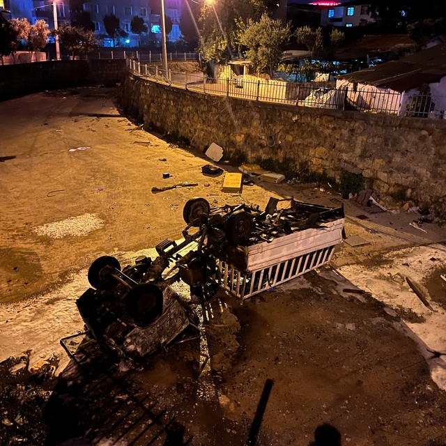 Kocaeli'de park halindeyken hareket ederek dereye düşen kamyonette yangın ç...