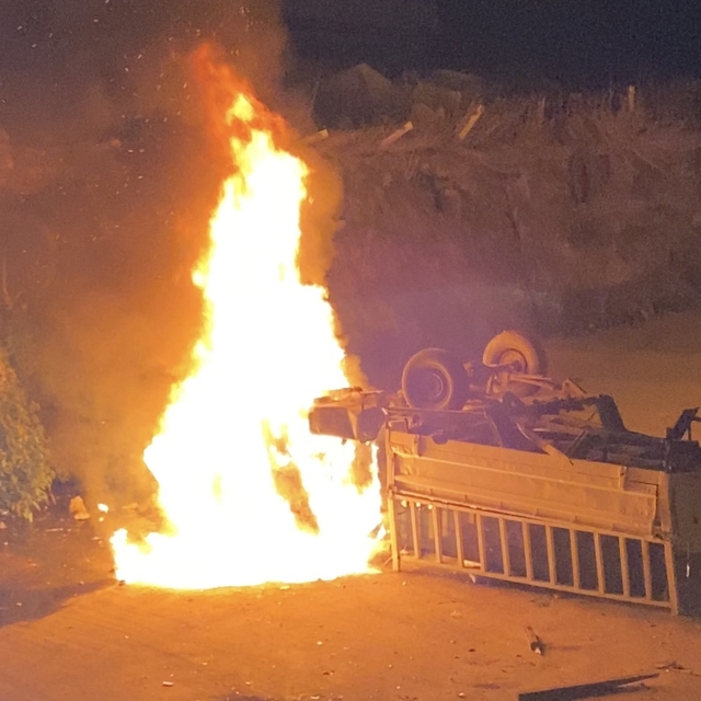 Park halindeyken hareket edip, dereye düşen kamyonet alev aldı