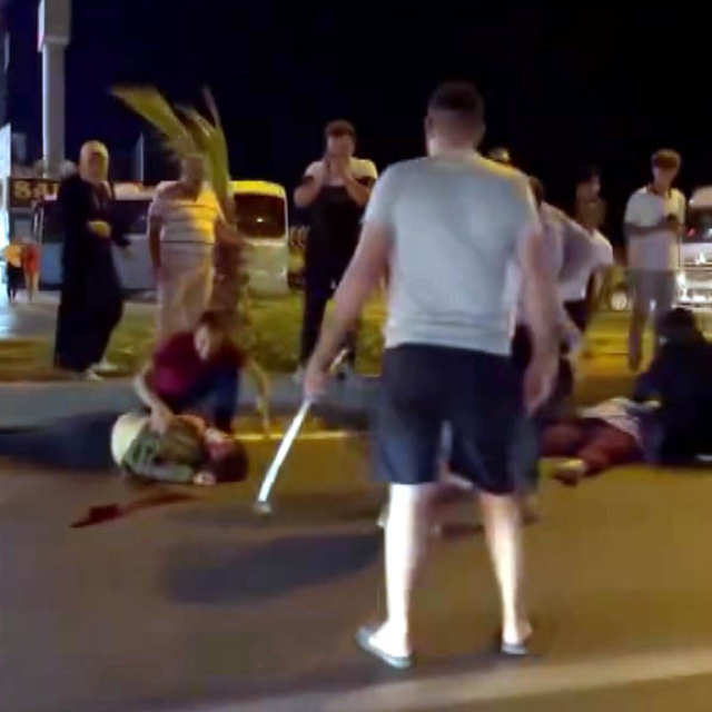 Yolun karşısına geçmeye çalışan yayalara otomobil çarptı: 1 ölü, 1 yaralı