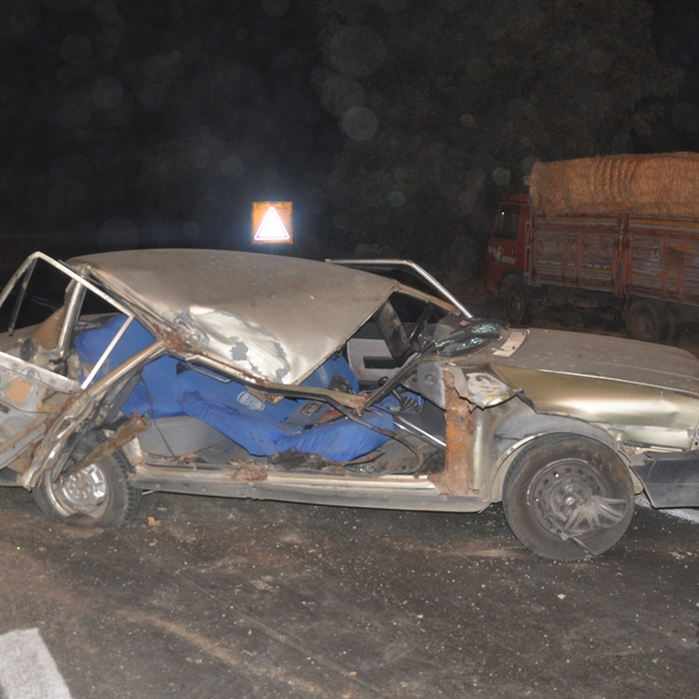 İzmir'de otomobille kamyonun çarpıştığı kazada 1 kişi yaralandı