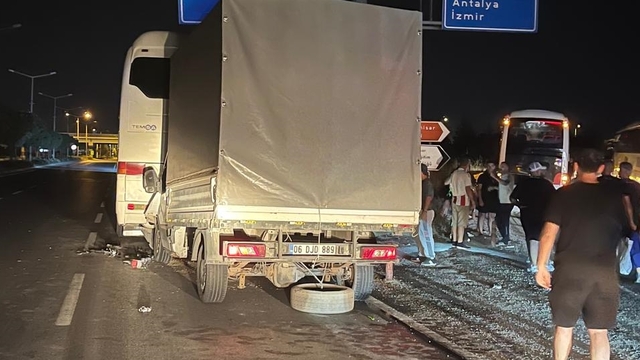 Afyonkarahisar'da kamyonetin yolcu otobüsüne çarpması sonucu 7 kişi yaralandı