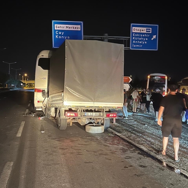 Afyonkarahisar'da kamyonetin yolcu otobüsüne çarpması sonucu 7 kişi yaralan...