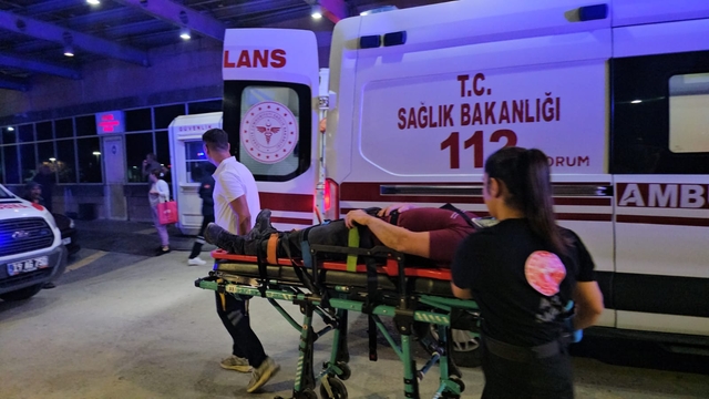 Çorum'da otomobille traktör çarpıştı, biri bebek, biri çocuk 5 kişi yaralandı