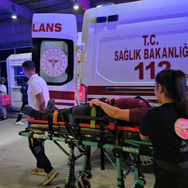 Çorum'da otomobille traktör çarpıştı, biri bebek, biri çocuk 5 kişi yaralan...