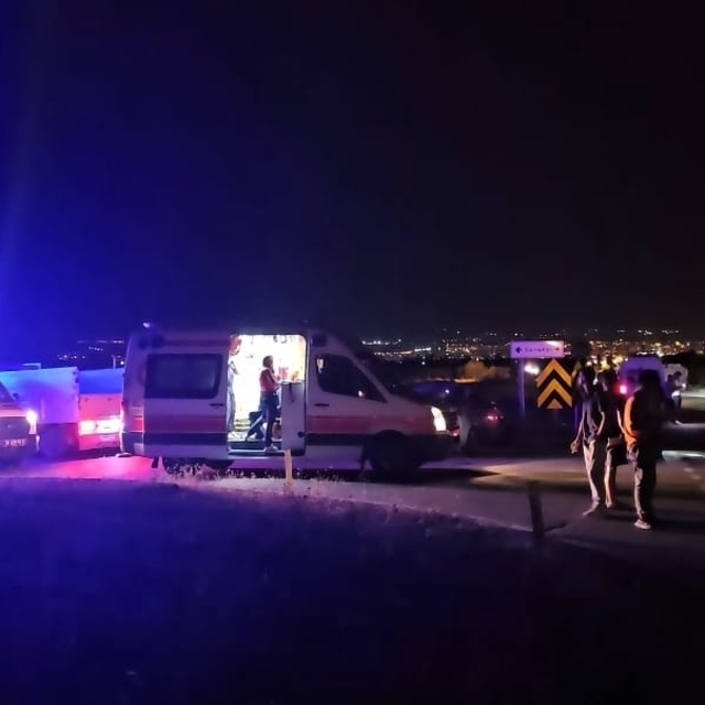 Çorum'da pikapla çarpışan otomobilin sürücüsü yaralandı