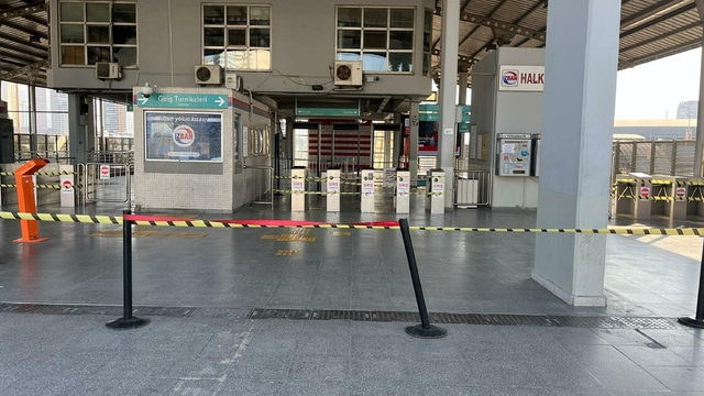 İZBAN seferleri, memurların iş bırakma eylemi nedeniyle iptal edildi