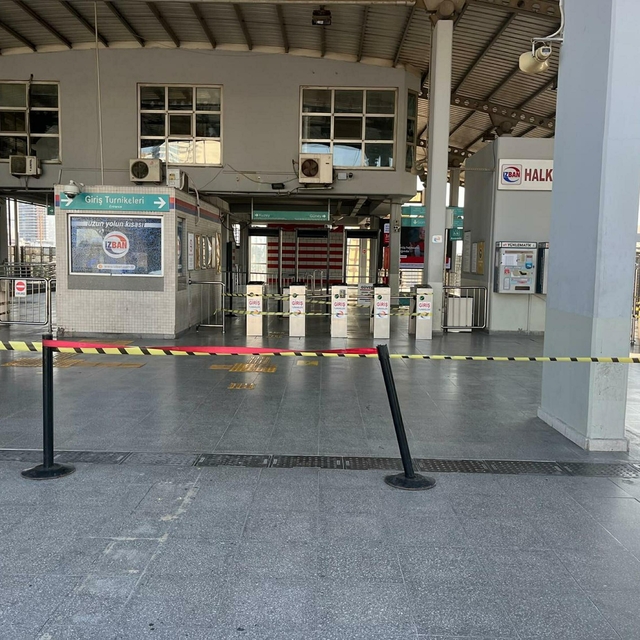 İZBAN seferleri, memurların iş bırakma eylemi nedeniyle iptal edildi