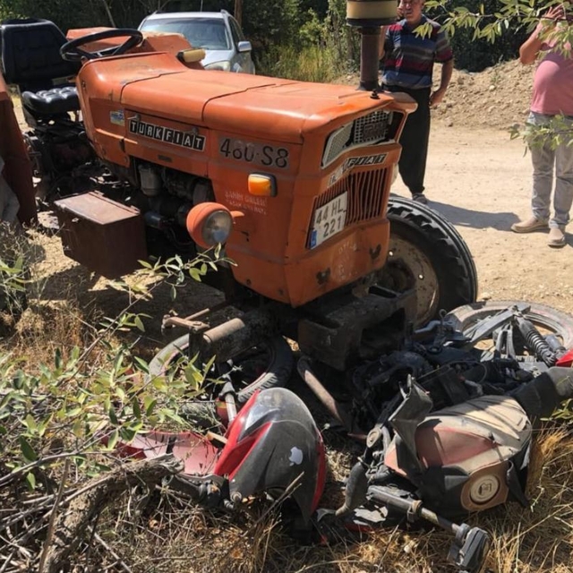 Traktörle çarpışan motosikletin 17 yaşındaki sürücüsü öldü