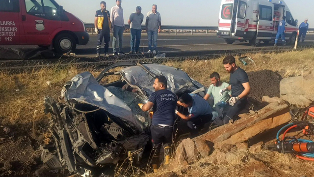Şanlıurfa'da devrilen otomobildeki 2 kişi öldü, 3 kişi yaralandı