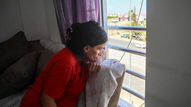 Yürüyebilmek için destek bekleyen Leyla'nın sokağı izlediği pencere, dünyası oldu