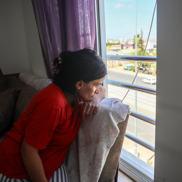 Yürüyebilmek için destek bekleyen Leyla'nın sokağı izlediği pencere, dünyas...