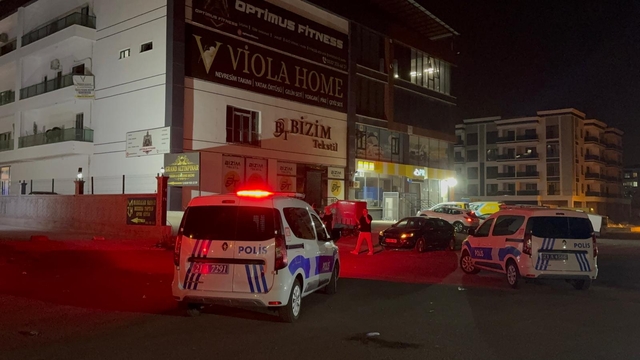 Düğün salonunda tekmeli, yumruklu, bıçaklı kavga: 2 yaralı