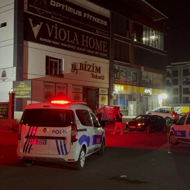 Düğün salonunda tekmeli, yumruklu, bıçaklı kavga: 2 yaralı