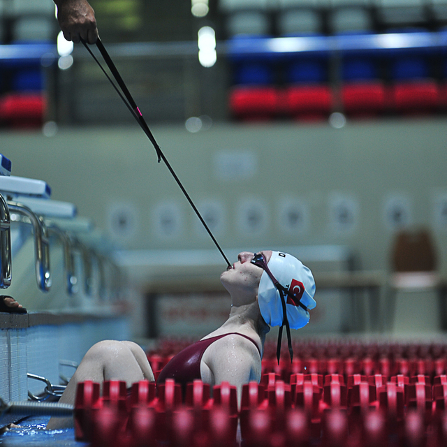 Paralimpik mili yüzücü Esra, dişleriyle sıkıştırdığı aparatla katıldığı yar...