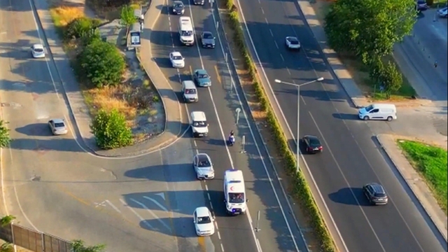 Ambulans sireni duyuldu, sürücüler fermuar sistemiyle yol açtı
