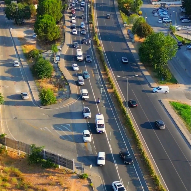 Ambulans sireni duyuldu, sürücüler fermuar sistemiyle yol açtı