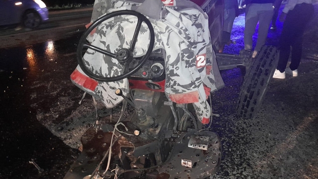 Otomobil ile çarpışan traktör ikiye bölündü: 5 yaralı