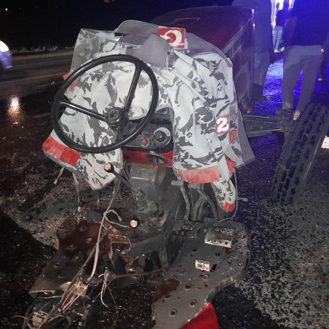 Otomobil ile çarpışan traktör ikiye bölündü: 5 yaralı