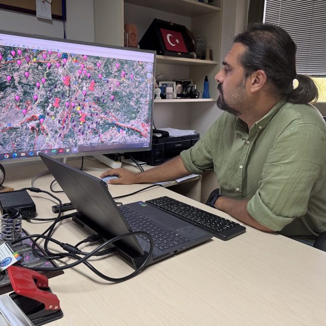 Yer bilimcilerden Sındırgı'da 6,1 büyüklüğündeki depreme ilişkin "tahribat"...