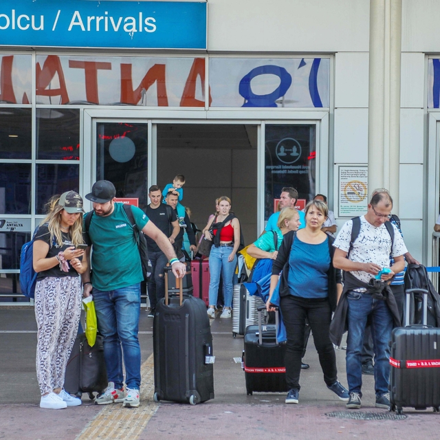 Antalya Havalimanı'nda uçak ve yolcu trafiği rekoru