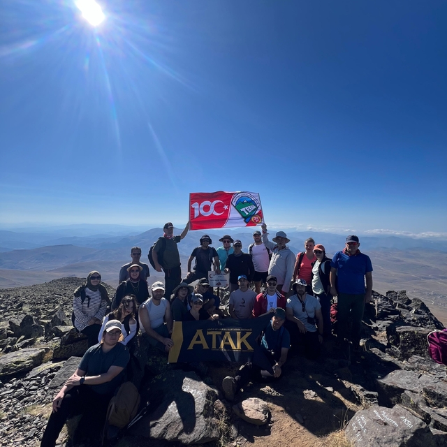 Giresun ve Trabzonlu sporcular Karagöl dağına tırmandı