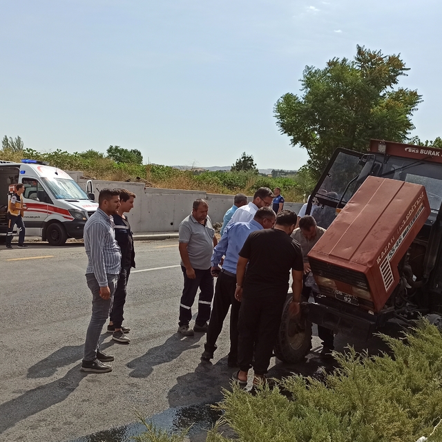 Başkentte kamyonetle traktörün çarpıştığı kazada 3 kişi yaralandı