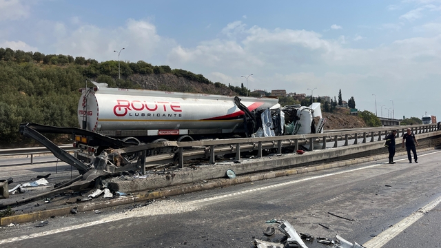 Kocaeli'de kaza yapan tanker D-100 kara yolunda ulaşımı aksattı