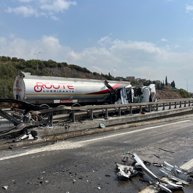 Kocaeli'de kaza yapan tanker D-100 kara yolunda ulaşımı aksattı