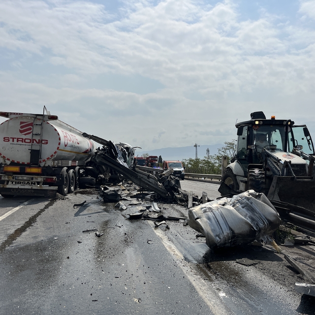 Tanker önce yön levhasına ardından bariyere çarptı; TEM'de ulaşım aksadı